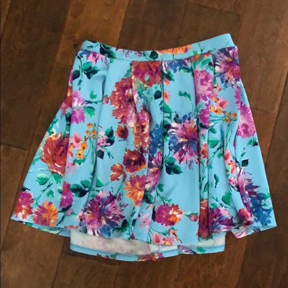 Lily White Two Piece Halter Top/Skirt Set - Picture 3 of 3